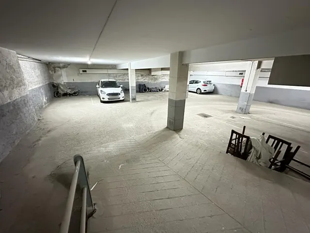 Plaza de parquing de coche mediano — 4