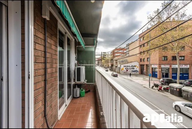 PISO DE 4 habitaciones Y BALCÓN, EN EL CENTRO DE SABADELL - foto 4