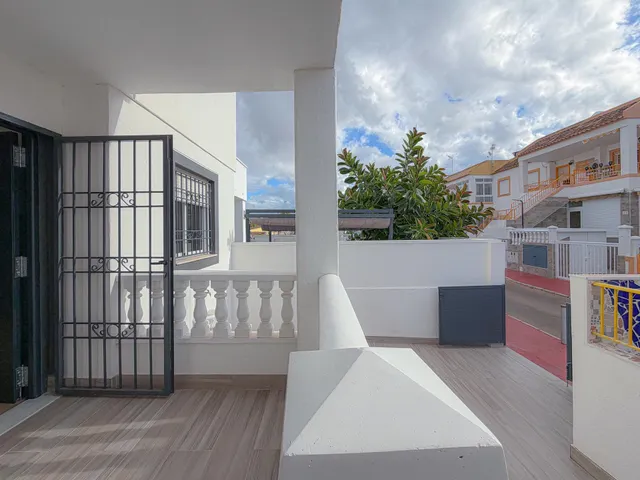 Espectacular bungalow reformado, con amplia terraza y parking para coche dentro de la parcela, en urbanización exclusiva con piscina comunitaria — 29