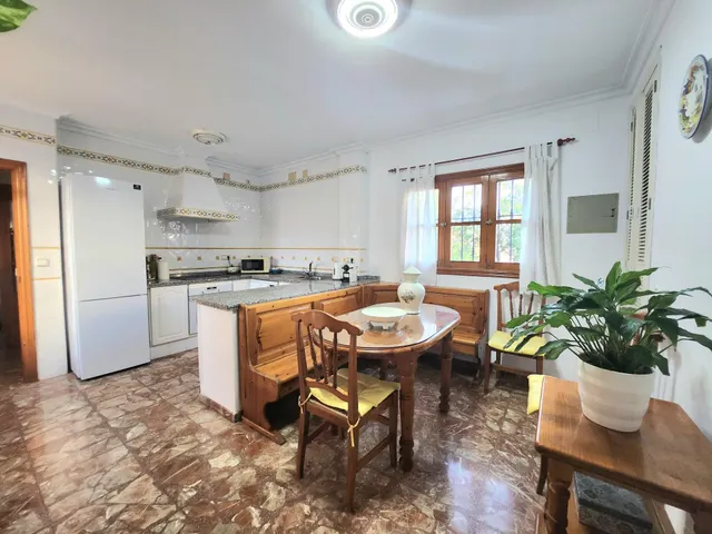 IMPRESIONANTE CASA EN CENTRO DE ALCALA DE UNA SOLA PLANTA CON LOCAL COMERCIAL Y GARAJE. — 2