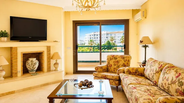 Espectacular apartamento en el pleno CENTRO de SAN PEDRO ALCÁNTARA con gran terraza y vistas PANORAMICAS AL MAR. — 4