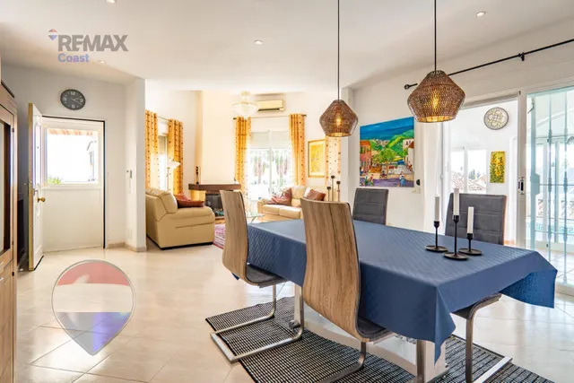 VILLA INDEPENDIENTE CON PISCINA, GRANDES TERRAZAS Y VISTAS AL MAR EN BENAJARAFE — 43