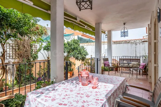 Fabulosa casa con patio ajardinado en Gelves, a diez minutos