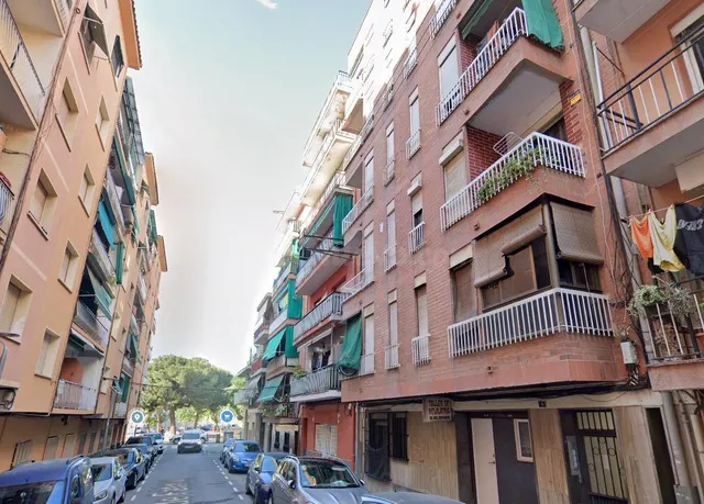 Se vende piso OKUPA en Canovelles (Barcelona). - foto 2