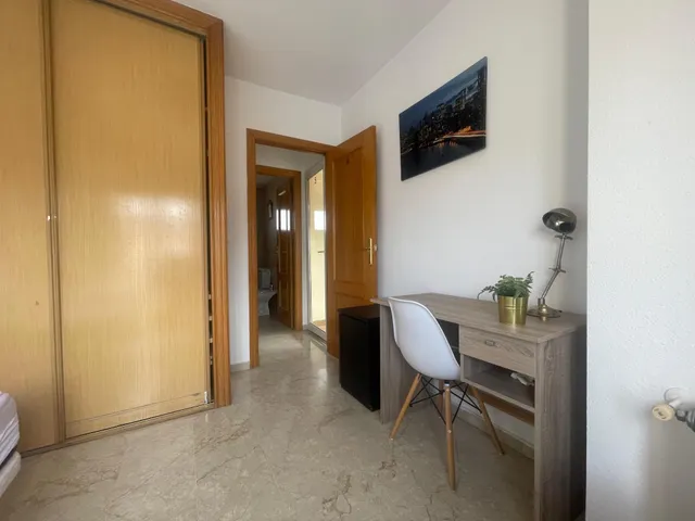 Amplia habitación  en Granada, Ideal para Estudiantes — 30