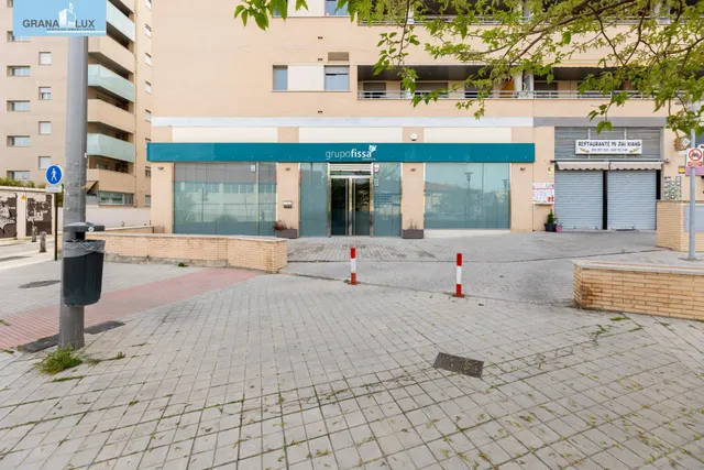 LOCAL COMERCIAL JUNTO AL CAMPUS DE LA SALUD — 28