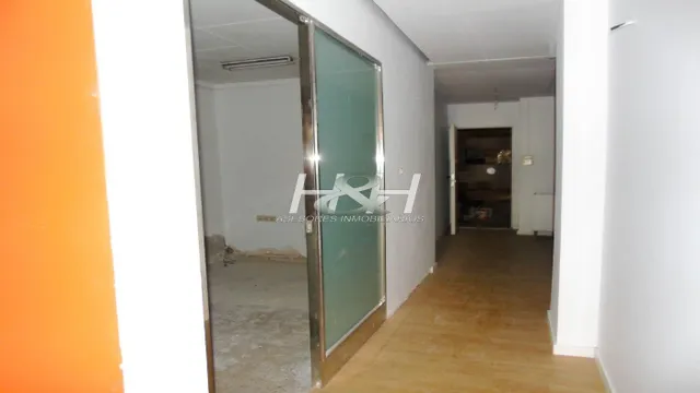 Local espacioso junto al Empalme. / HH Asesores, Inmobiliaria en Burjassot/ — 8