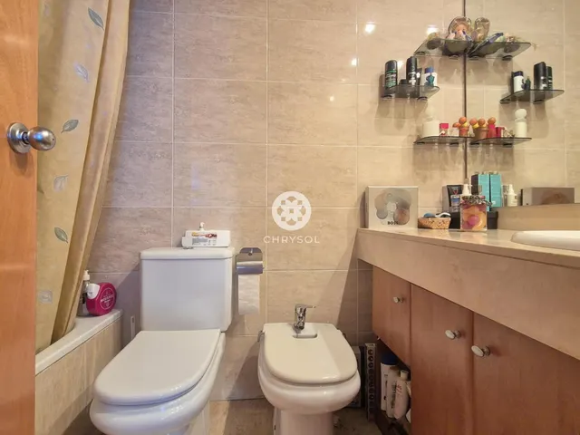 Dúplex con encanto de casa independiente, 4 dormitorios y terraza de 20 m2. — 17