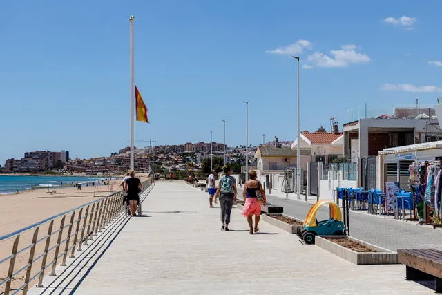 Apartamento semi reformado con orientación sur, vistas laterales al mar y piscina comunitaria. — 43