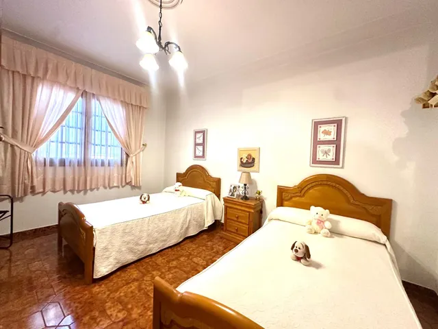 COQUETO CHALET A UN PASO DE LA CIUDAD! — 23
