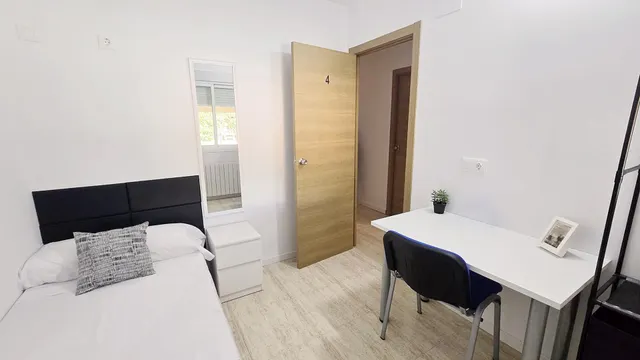 Alquiler de habitaciones por temporada en chalet con piscina de Villanueva de la Cañada (Madrid). — 12