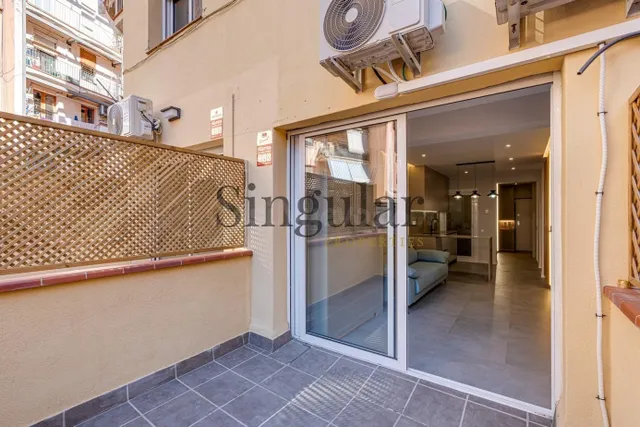 ¡JOYA EN POBLE-SEC! Loft de 32m2 totalmente reformado con terraza, a 1 minuto de Paral·lel y Sala Apolo — 2