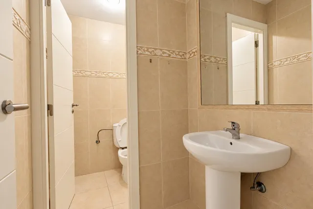 Local comercial 11 habitaciones 200m² en alquiler - Opañel — 9