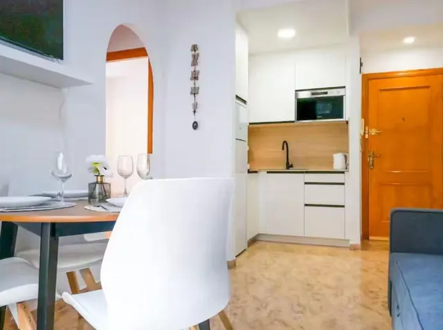 Apartamento con balcón, Alicante, Torrevieja. 2 habitaciones, 51 m2, 700 metros del mar — 3