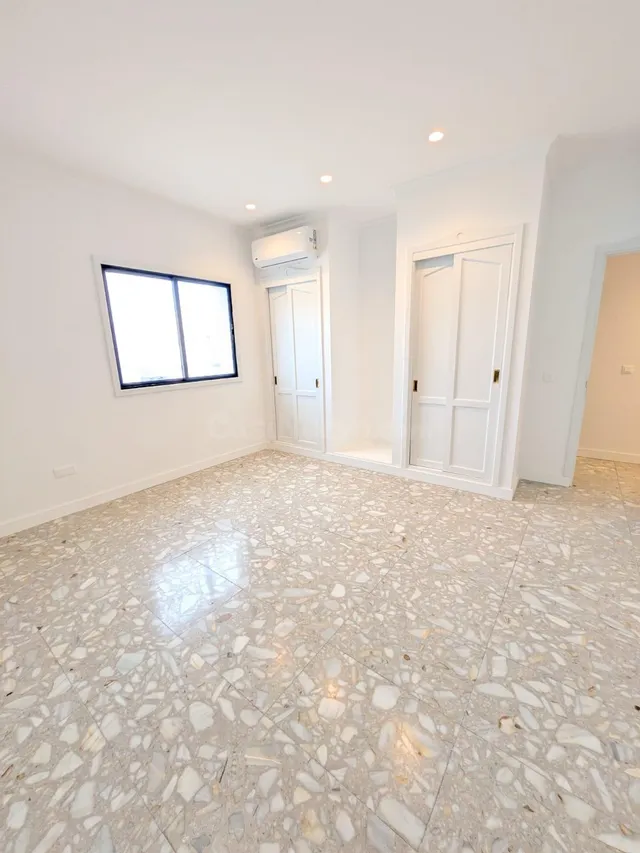 AMPLIO PISO DE 3 DORMITORIOS, 3 BAÑOS, SIN AMUEBLAR A METROS - foto 4