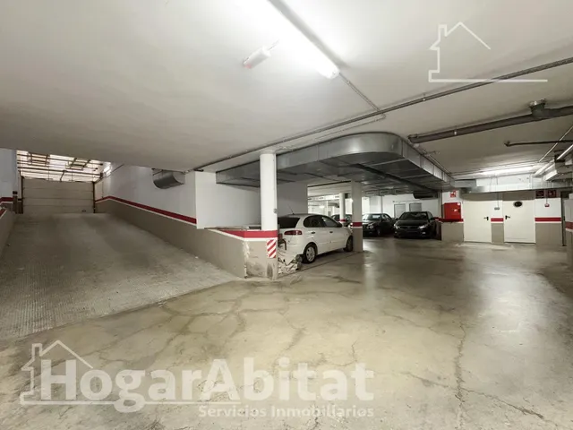 ¡Hogar de lujo! Amplio, sofisticado y reformado, con patio y garaje, todo amueblado — 33