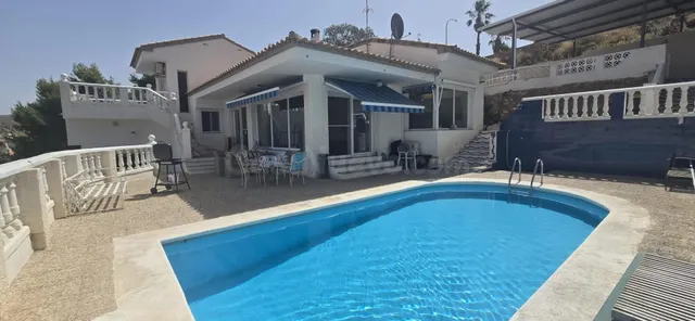 Venta en exclusiva. Magnífica villa en parcela independiente