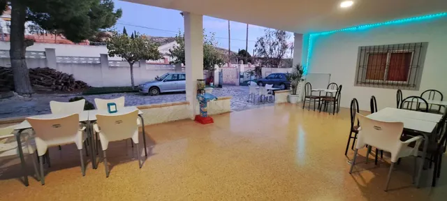 ESPECTACULAR PARCELA DE 1.471 M2 URBANA CON VIVIENDAS Y REST - foto 4