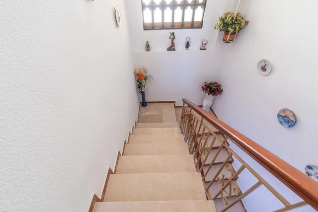Gran Casa en Esquina en Atarfe – 4 Dormitorios, Piscina, Garaje y Espacio Comercial — 13