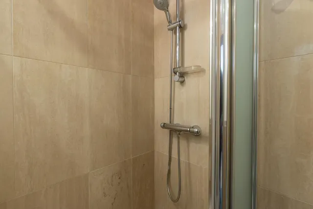 Piso en venta en pleno centro de Granada – Planta alta, garaje y gran potencial de reforma — 43