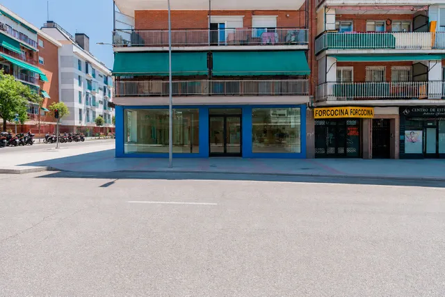 Magnífico local comercial con amplia fachada en esquina muy cerca de la calle Alcalá — 32