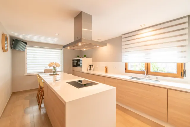 ¡Descubre el hogar de tus sueños en este espectacular chalet independiente! — 44