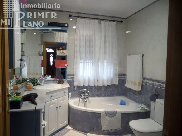 *Casa de 2 plantas en calle Duque de Alba, de 350m2 de super - foto 5