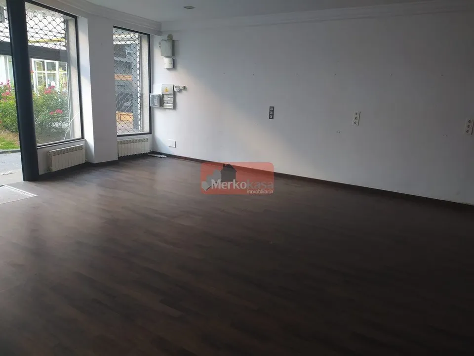 SE VENDE BAJO COMERCIAL ACONDICIONADO