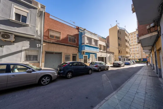 Casa con encanto, cochera y terraza privada en calle Acosta — 28