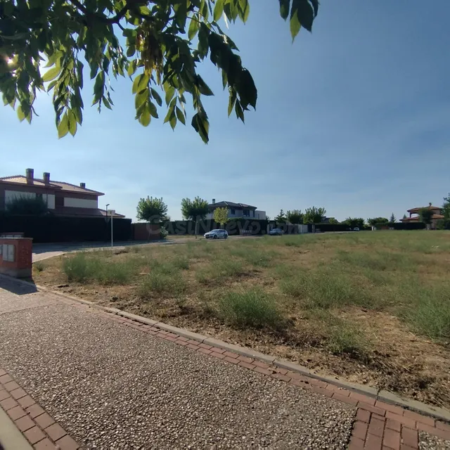Parcela 877m2 en urbanización Bosque Real, situación estraté - foto 4