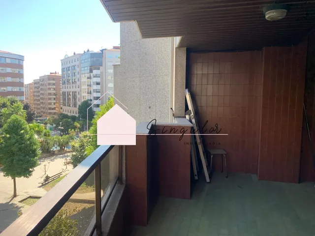 Alquiler en Pintor Comeiro, plaza de la Independencia. — 21