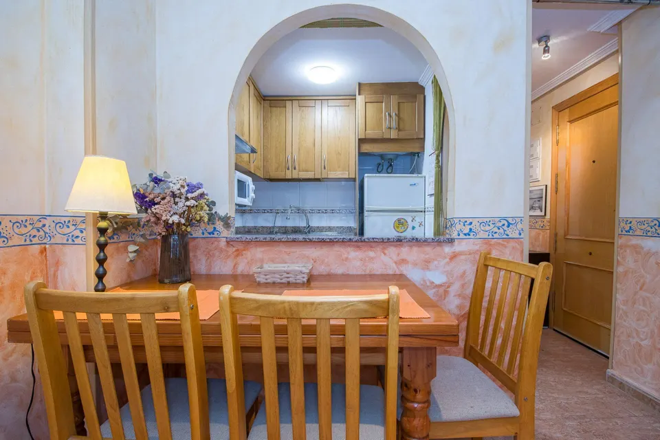 SE ALQUILA APARTAMENTO DE 1 DORMITORIO Y 1 BAÑO EN TORREVIEJA ( PLAYA DEL CURA )