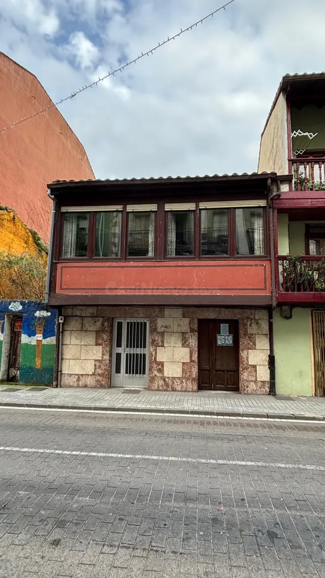 CASA CON TERRENO EN EL CENTRO DE AMPUERO - foto 2
