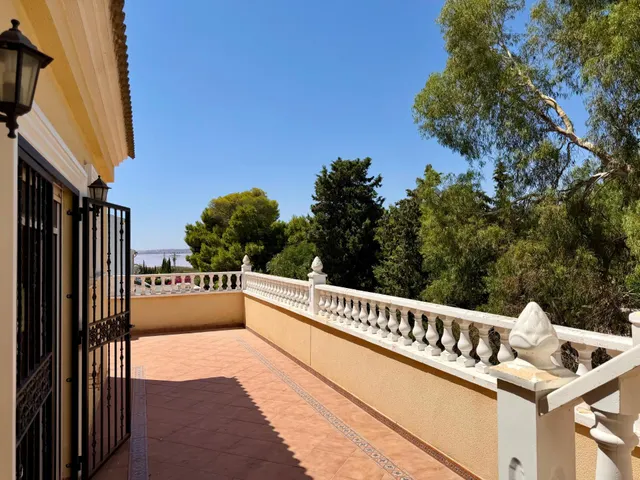 Villa independiente con piscina privada y 6 dormitorios junto a la Laguna Rosa de Torrevieja — 48
