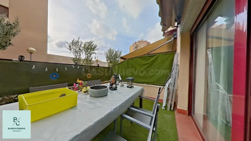 Seminuevo con terraza, piscina, parking y trastero