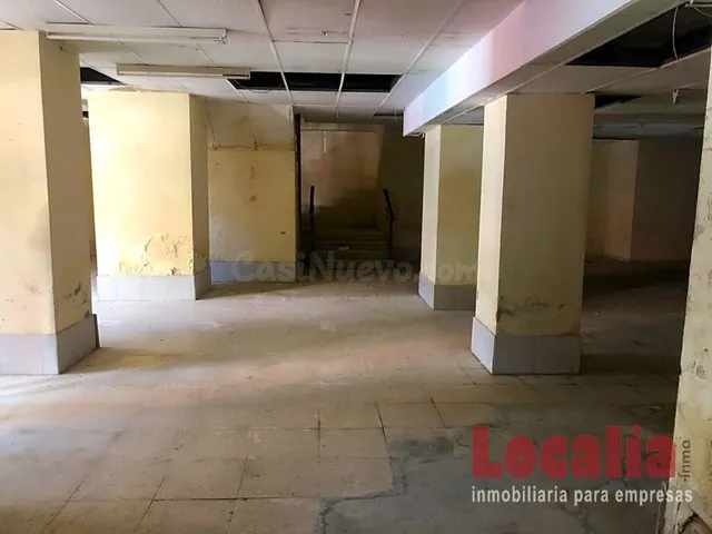 Amplio local comercial en Torrelavega, Cantabria. — 2