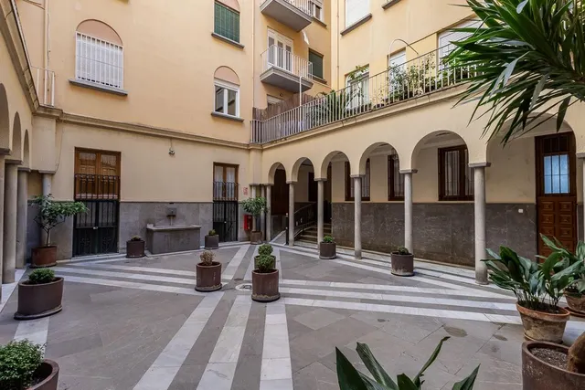 PISO COMPLETAMENTE REFORMADO EN CALLE RECOGIDAS — 37