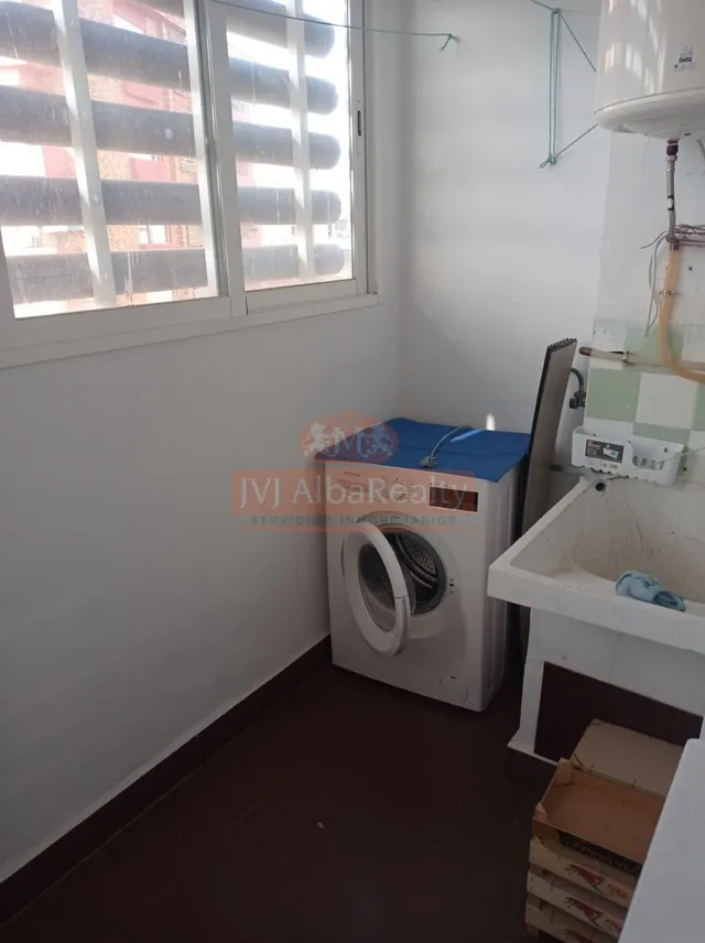 SE ALQUILA PISO SIN AMUEBLAR, 4º SIN ASCENSOR, ZONA DEPOSITO DEL SOL. — 8