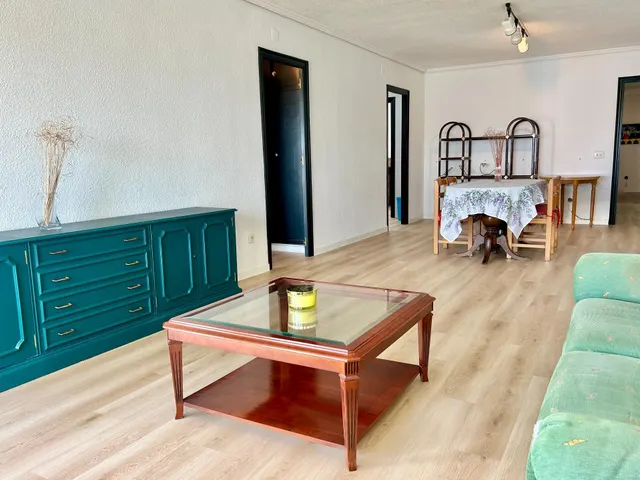Amplio apartamento con vistas al Paseo, Frente al Club Náutico de Torrevieja — 6