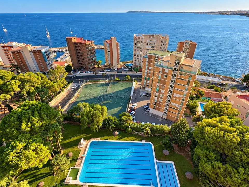 Piso en venta en planta 13 con vistas frontales panorámicas al mar en Residencial Cisne Blanco, Albufereta