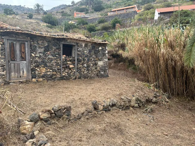 Terreno de asentamiento rural con casa a reformar
