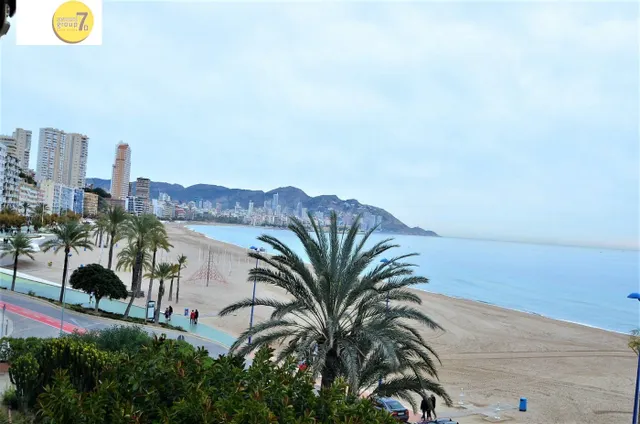 SE VENDE PISO DE TRES DORMITORIOS EN PRIMERA LINEA DE PLAYA  - foto 2