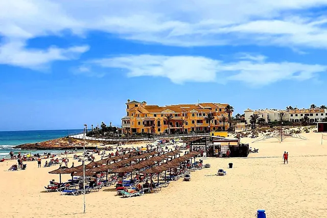 Casa adosada reformada y espaciosa de tres plantas (86 m2) con 3 dormitorios, 2 baños y 1 aseo. Terraza frente, piscina comunitaria, cerca del La Zenia Boulevard y a tan solo 650 m de Playa Flamenca — 48