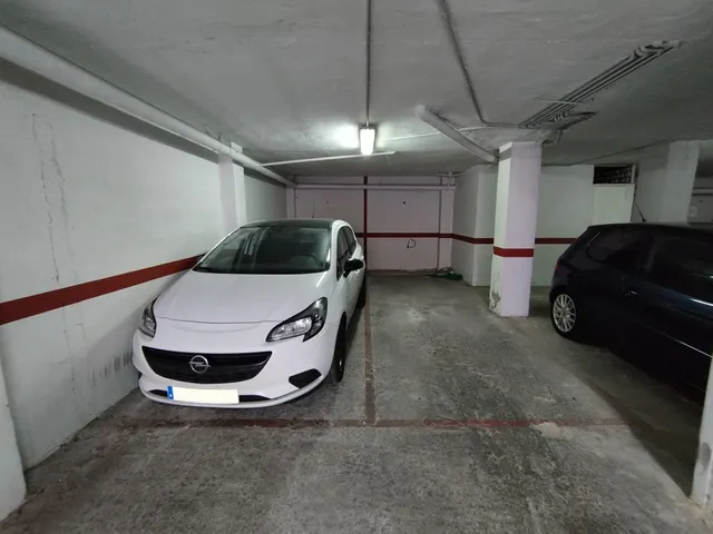 Se vende plaza de garaje para coche pequeño, cerca del paseo marítimo, en Torrevieja. — 3