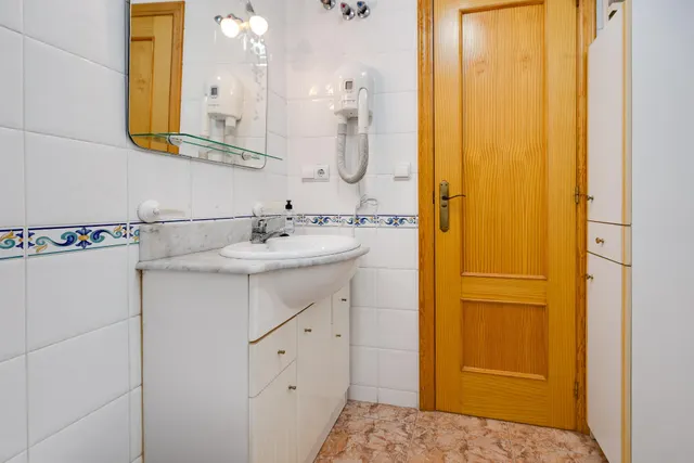 Apartamento de 1 dormitorio con orientación este en el centro de Torrevieja!!! — 11