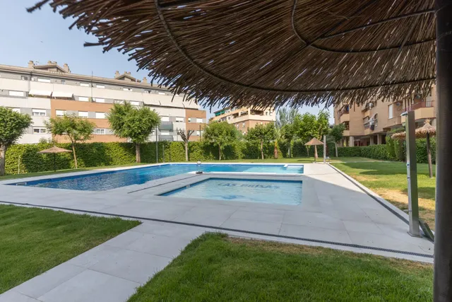 Piso con piscina en urb. las brisas, la chana — 40