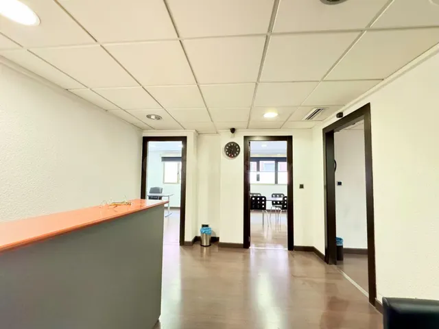 AMPLIA OFICINA REFORMADA EN MAGNÍFICA UBICACIÓN — 5