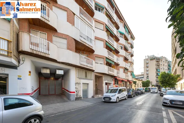 ¡Oportunidad Única en Granada! Piso Espectacular  en Plaza de Gracia — 2