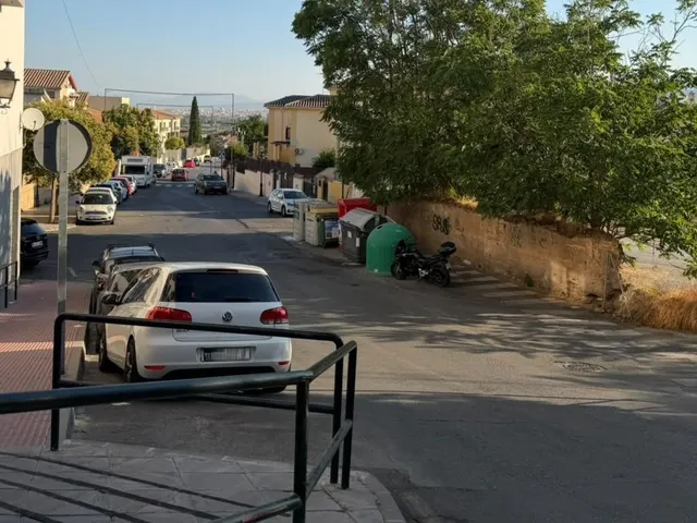 Plaza de garaje cerrada en el centro de La Zubia — 10