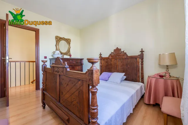 CHALET dividido en dos viviendas con piscina y zona ajardinadas. — 20